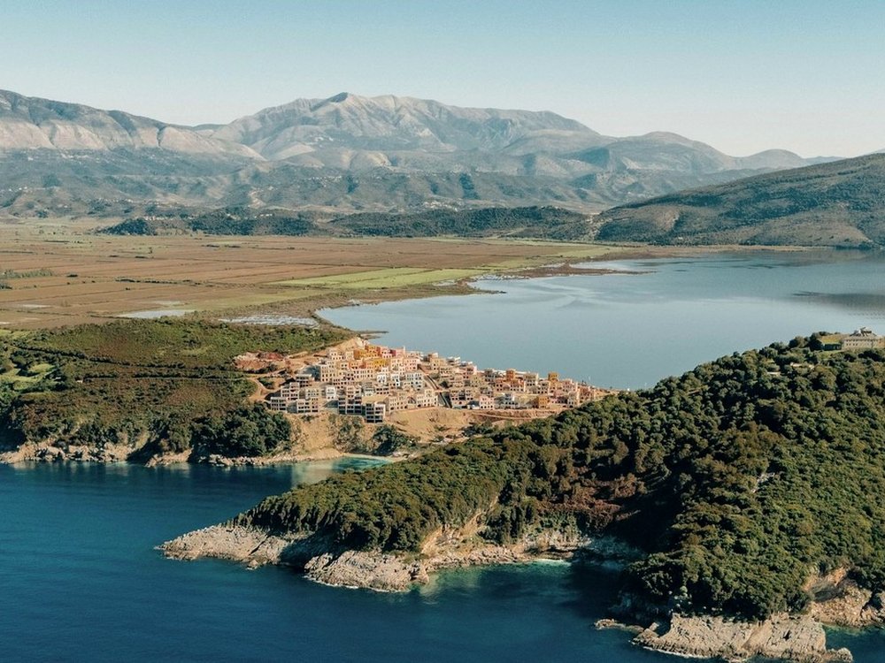 Coralie, Manastiri Bay