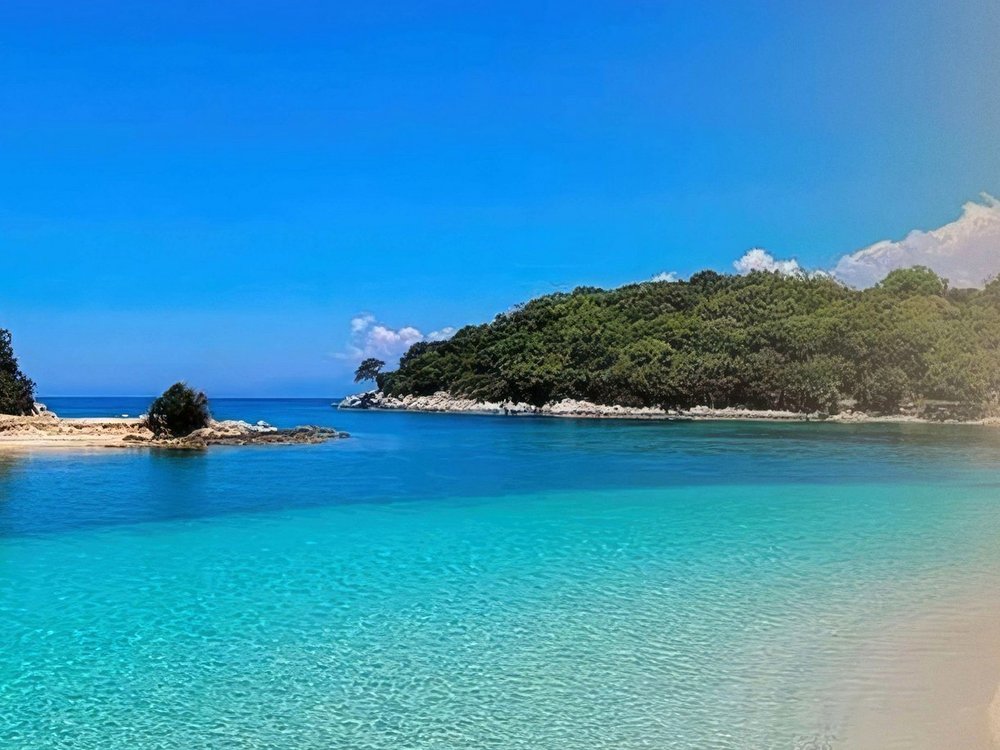 Delphine, Manastiri Bay